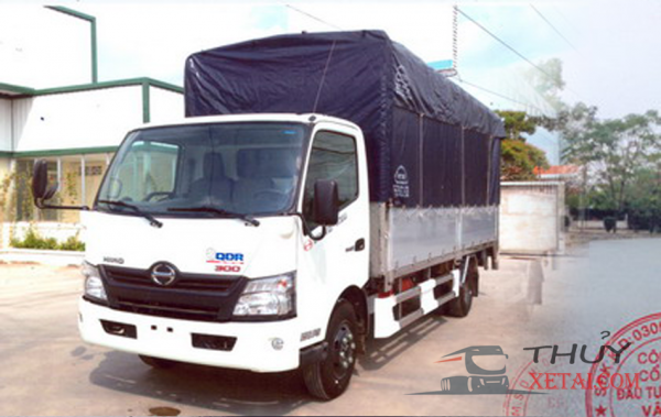 Xe tải Hino chở gia súc thùng bừng 5 tấn